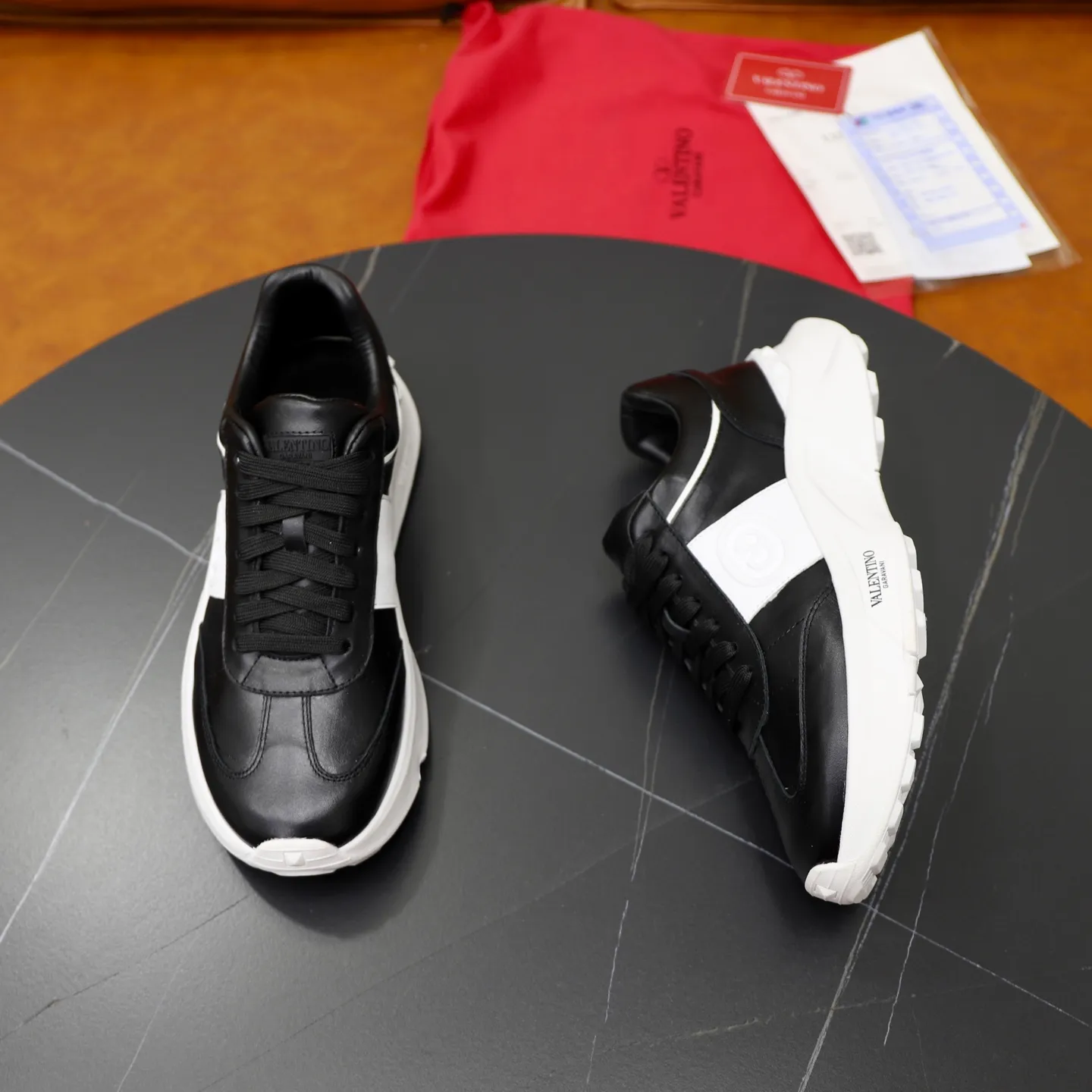 Ex-factory price: 420💰VALENTINO/Valentino Men's latest low-top thick-soled sports shoes are shipped. Made with heavy industry, men's fine casual sports shoes, versatile style. Original leather, rubber lines embellished with geometric segmented uppers, hand-sewn with precision, novel and fashionable style, rubber soles with rivet details on the front and back, VALENTINO GARAVANI LOGO printed on the side, and Valentino Garavani decorative inlay on the tongue. Logo, comfortable, breathable and durable on the feet! Comes with full original packaging! Code number: 38-39-40-41-42-43-44 (45 can be customized)